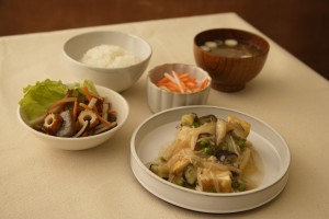 ⑨厚揚げのピリ辛きのこあんかけ定食13日